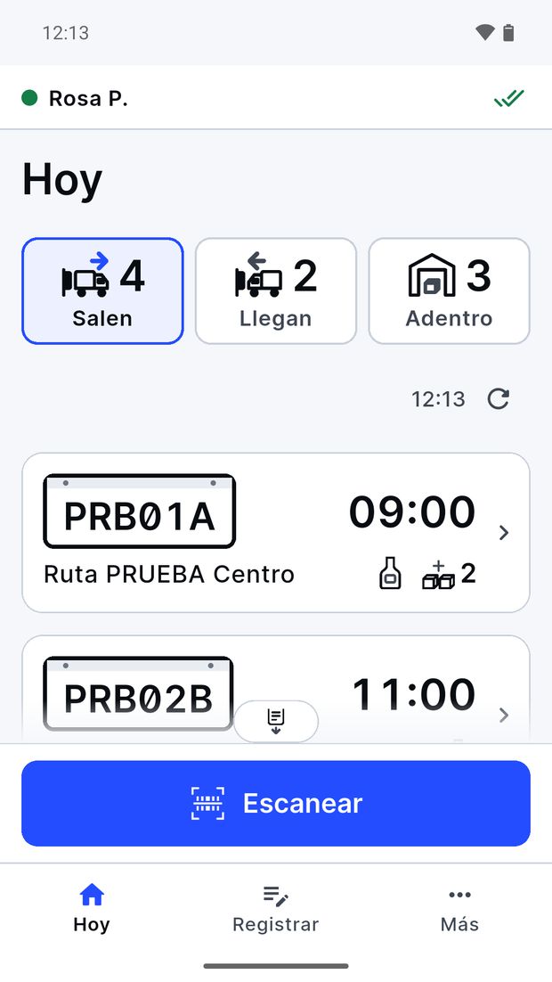 La pantalla Hoy de Zentrix Check: las pestañas Salen, Llegan y Adentro, dos camiones de prueba con su placa y su hora, el botón Escanear y la barra Hoy · Registrar · Más.