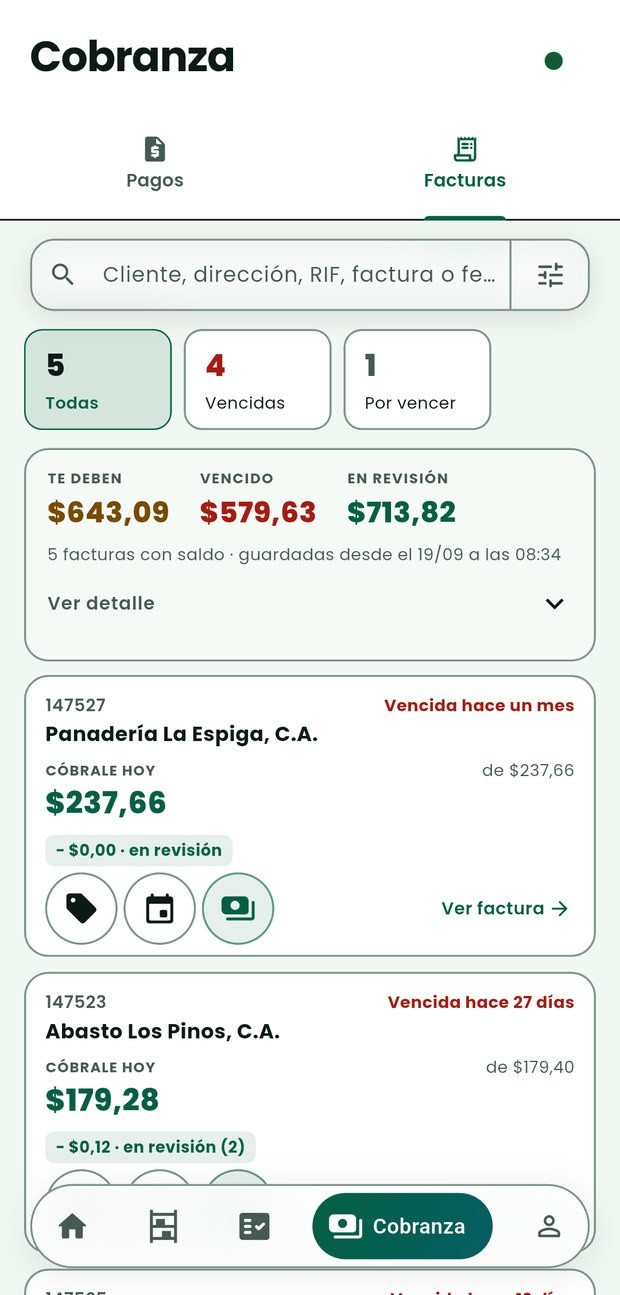 Cobranza › Facturas en Zentrix Sales: la cabecera con «TE DEBEN», «VENCIDO» y «EN REVISIÓN», y las tarjetas de factura con el número «CÓBRALE HOY».