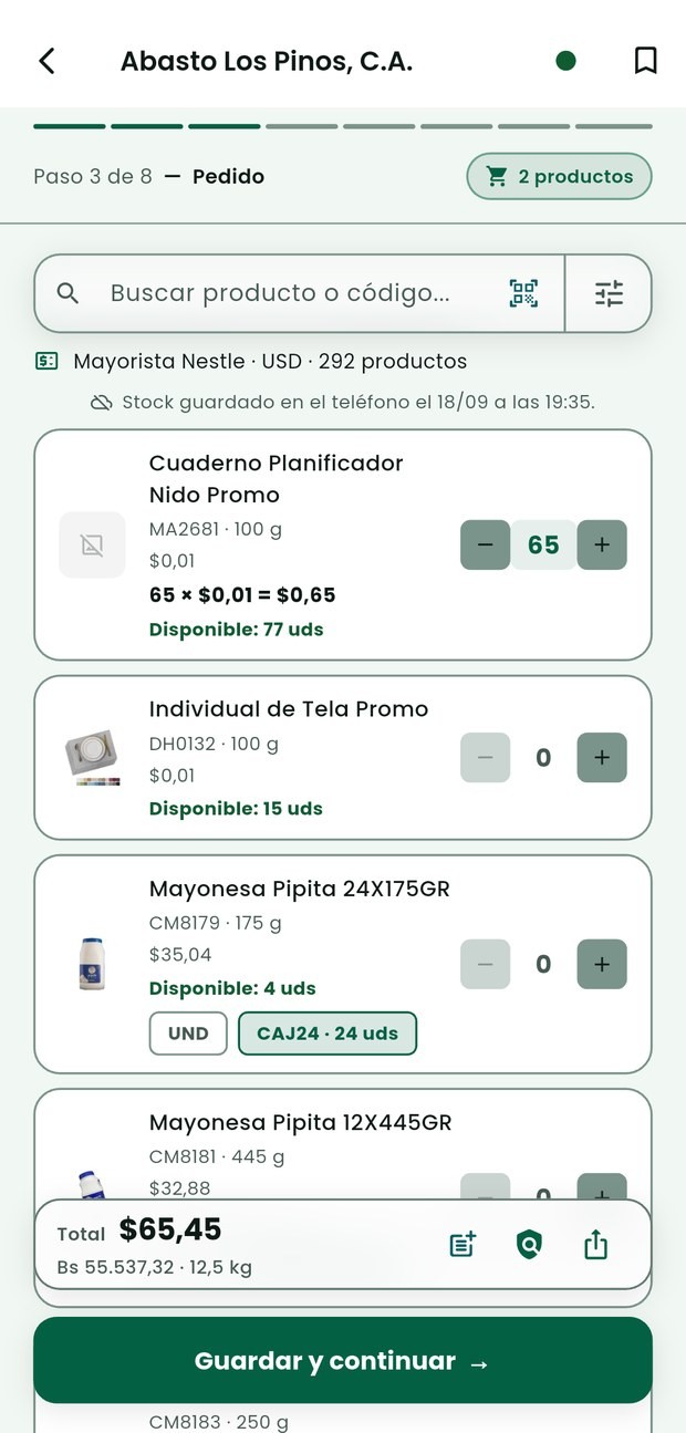 El paso 3 de 8 de una visita en Zentrix Sales, Pedido: cada producto con su precio, el disponible del almacén, el selector de unidad o caja, y abajo la barra del total.
