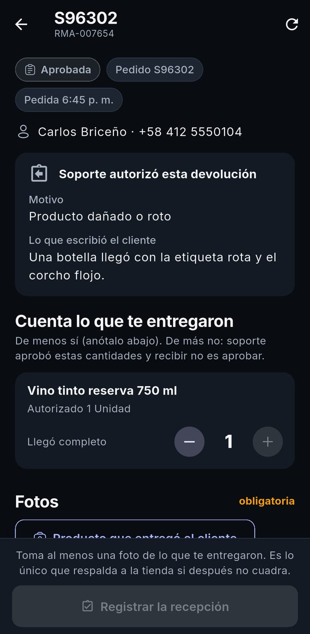 Return RMA-007654 for order S96302 in Zentrix Work, in dark mode: «Aprobada» (Approved), «Pedido S96302» (Order S96302), «Pedida 6:45 p. m.» (Requested 6:45 p.m.), the customer with their phone number, the «Soporte autorizó esta devolución» (Support authorized this return) card with the reason «Producto dañado o roto» (Damaged or broken product) and what the customer wrote, «Cuenta lo que te entregaron» (Count what you were given) with «Vino tinto reserva 750 ml · Autorizado 1 Unidad» (Reserve red wine 750 ml · Authorized 1 Unit) at 1, and «Fotos obligatoria» (Photos required).